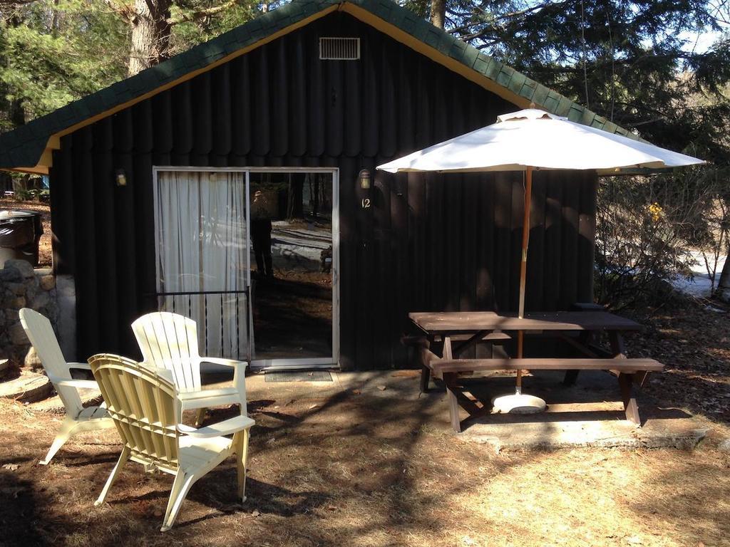 Amber Lantern Two-Bedroom Cottage レイク・ジョージ 部屋 写真